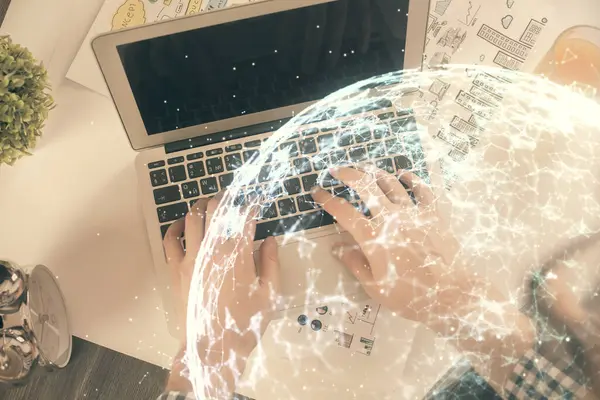 Dubbel exponering av män händer skriva över datorns tangentbord och sociala nätverk tema hologram ritning. Högst upp. Människor anslutning webb koncept. — Stockfoto