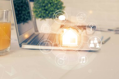 Ofisteki masaüstü bilgisayar geçmişi ve büyük kasaba binaları hologram çizimi. Çifte maruziyet. Akıllı şehir konsepti.