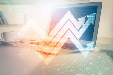 Bilgisayar masaüstünde, okların hologramını gösteriyor. Çifte maruziyet. Başarı kavramı.