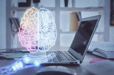 Bilgisayar ve beyin hologramı ile çalışma masasının çoklu açığı. Beyin fırtınası konsepti.