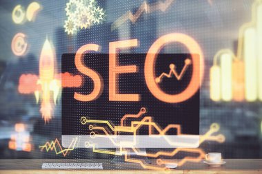 Bilgisayar ve seo çizim hologramı olan çok katmanlı bir tablo. Arama optimizasyon kavramı.