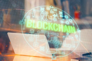 Blockchain temalı holograma ve bilgisayar arkaplanlı masaya çoklu maruz kalma. Bitcoin şifreleme para birimi kavramı.