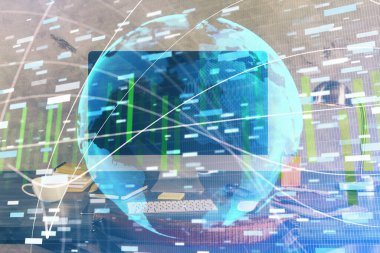 İş teması simgelerinin çoklu pozlandırılması ve bilgisayar geçmişi olan masa. Başarı kavramı.