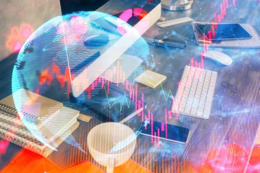 İş teması simgelerinin çoklu pozlandırılması ve bilgisayar geçmişi olan masa. Başarı kavramı.