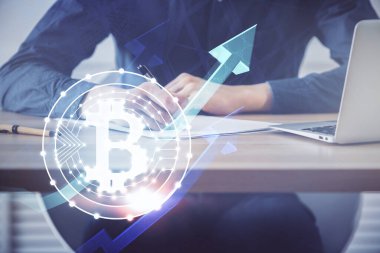 Arka planda notlarla çalışan adamlar. Kripto para ve finans kavramı.