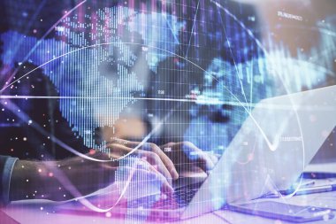 Arka planda dizüstü bilgisayarda çalışan iş adamlarının çoklu pozları. Uluslararası iş hologramı önde. Başarı kavramı.