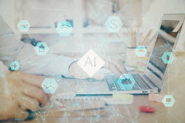 Teknoloji temalı dizüstü bilgisayarla çalışan bir iş adamı. Büyük veri kavramı. Çift pozlama.