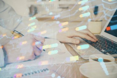 Teknoloji temalı dizüstü bilgisayarla çalışan bir iş adamı. Büyük veri kavramı. Çift pozlama.