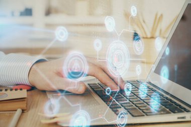 Teknoloji temalı dizüstü bilgisayarda çalışan bir adam. Büyük veri kavramı. Çift pozlama.