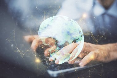 Arka planda bilgisayarla çalışan bir adamın bulunduğu medya ağı temalı hologram. İnternet iletişimi kavramı. Çift pozlama.