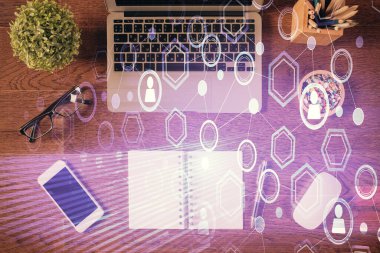 Masaüstü arkaplanındaki bilgisayar üzerinden sosyal ağ hologramı çizimleri. Üst Manzara. Çift pozlama.