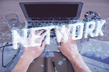 Erkeklerin ellerinin bilgisayar klavyesini ve veri temalı hologram çizimlerini yazarken çift pozlama. Üst Manzara. Teknoloji konsepti.