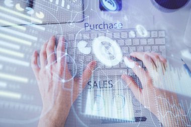 Erkeklerin ellerinin bilgisayar klavyesini ve veri temalı hologram çizimini yazarken çoklu pozlama. Üst Manzara. Teknoloji konsepti.