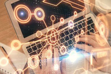 Erkeklerin ellerinin bilgisayar klavyesini ve sosyal ağ temalı hologram çizimlerini yazarken çift pozlama. Üst Manzara. İnsanlar web konseptini bağlar.