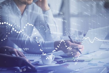 Kadın ve erkeğin birlikte çalışması ve teknoloji temasının hologramı çekmesi. Büyük veri konsepti. Bilgisayar arkaplanı.