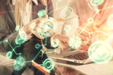 Kadın ve erkeğin birlikte çalıştığı çifte pozlama ve sosyal ağ temalı hologram çizimi. İnsanlar konsepte bağlanır. Bilgisayar arkaplanı.