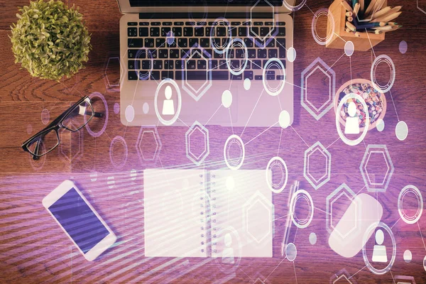 Masaüstü arkaplanındaki bilgisayar üzerinden sosyal ağ hologramı çizimleri. Üst Manzara. Çift pozlama.