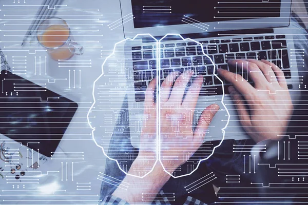 コンピュータのキーボードと脳のホログラム図面を入力する人の手の二重露出。最上階だ。AIとデータ技術の概念. — ストック写真