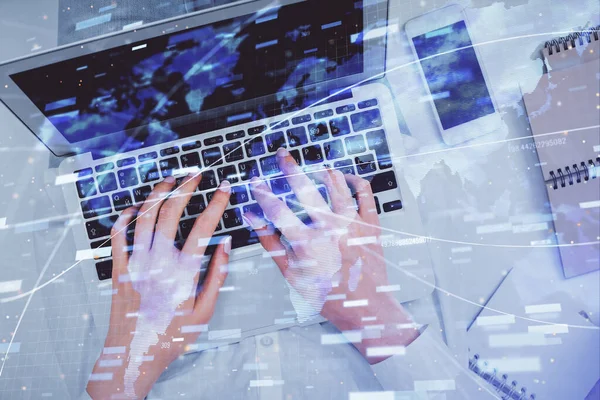 Dupla exposição das mãos da mulher trabalhando no computador e no desenho do holograma do tema dos dados. Vista superior. Conceito de tecnologia. — Fotografia de Stock