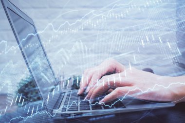 Bilgisayarda ve ön x grafik hologram çiziminde kadın eli yazarken çift pozlama. Borsa analizi kavramı.