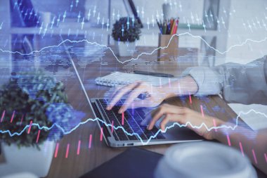 Bilgisayarda ve ön x grafik hologram çiziminde kadın eli yazarken çift pozlama. Borsa yatırım kavramı.