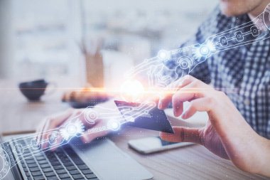 Elinde kredi kartı ve veri teması çizimi olan bir adamın ellerine iki kez maruz kalmış. E-ticaret ve teknoloji kavramı.