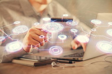 Elinde kredi kartı ve sosyal ağ temalı bir çizim tutan bir adamın çift pozu. Dijital finans ve E-ticaret kavramı.