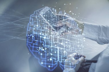 Erkeklerin el ele tutuşup dijital bir cihaz ve beyin hologramı çizimleri kullanırken çift pozlama. Veri kavramı.