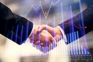 Forx grafik hologramı ve iki adamın el sıkışması. Borsa konsepti.
