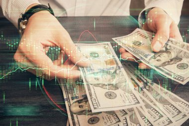 Finansal grafiğe çoklu pozlama hologram, Amerikan dolarları ve insan eli. Analiz kavramı.