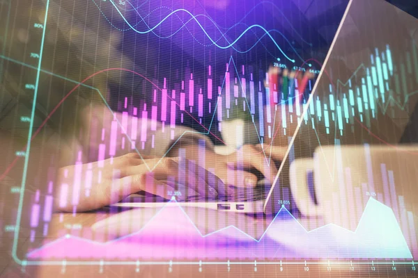 Dupla exposição das mãos da mulher digitando no computador e gráfico forex holograma desenho. Conceito de investimento no mercado de ações. — Fotografia de Stock