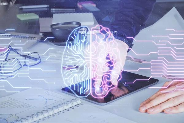 Dubbele blootstelling van mannen hand vasthouden en met behulp van een digitaal apparaat en hersenen hologram tekening. Gegevensconcept. — Stockfoto