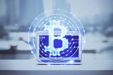 Engelleme zinciri ve kripto ekonomi temalı hologram ve bilgisayar geçmişi olan bir masa. Bitcoin kripto para kavramı.