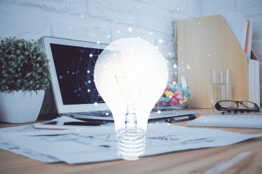 Bilgisayar ofisinde ampul simgesi hologramıyla birlikte. Çifte maruziyet. Fikir kavramı.