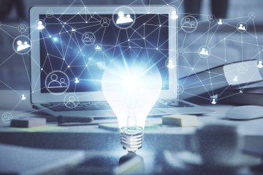 Bilgisayar ofisinde ampul simgesi hologramıyla birlikte. Çifte maruziyet. Fikir kavramı.