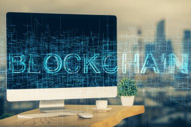 Blockchain temalı holograma ve bilgisayar arkaplanlı masaya çoklu maruz kalma. Bitcoin şifreleme para birimi kavramı.