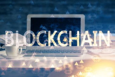 Blockchain temalı holograma ve bilgisayar arkaplanlı masaya çoklu maruz kalma. Bitcoin şifreleme para birimi kavramı.