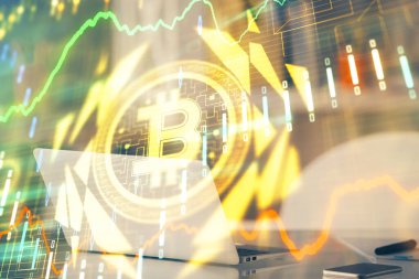 Blockchain temalı holograma ve bilgisayar arkaplanlı masaya çoklu maruz kalma. Bitcoin şifreleme para birimi kavramı.