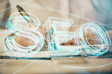 SEO simgesiyle notlar alan kadın elleri çift pozlama. Arama motoru optimizasyonu kavramı