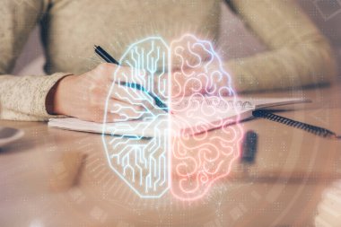 Kadınların arka plana beyin hud 'u ile el yazıları yazarken çift pozlama. Öğrenme kavramı.