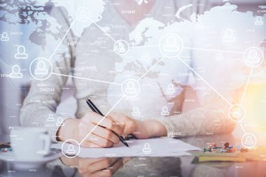 Sosyal ağ temalı hologram ellerin not almasından üstündür. Küresel uluslararası insan kavramı bağlanıyor. Çift pozlama