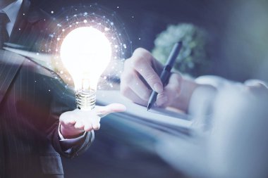 Kadın elinin üstüne ampul çizip arka planda not almak. Fikir kavramı. Çift pozlama