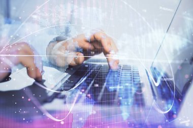 Arka planda dizüstü bilgisayarda çalışan iş adamlarının çoklu pozları. Uluslararası iş hologramı önde. Başarı kavramı.