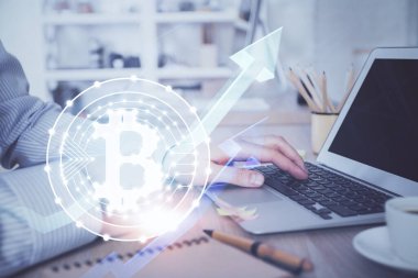 Arka planda bilgisayarla çalışan bir adamla engelleme temalı Hud. Kripto zinciri kavramı. Çift pozlama.