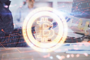 Şifreli para birimi temalı hologram ve iş adamı arka planda bilgisayar üzerinde çalışıyor. Engelleme zinciri kavramı. Çoklu pozlama.