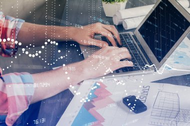 Bilgisayar geçmişi üzerinde çalışan bir adamla çok sayıda teknolojik holograma maruz kalma. Büyük veri kavramı.