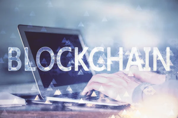 Hud tema Blockchain com empresário trabalhando no computador em segundo plano. Conceito de cadeia criptográfica. Dupla exposição . — Fotografia de Stock