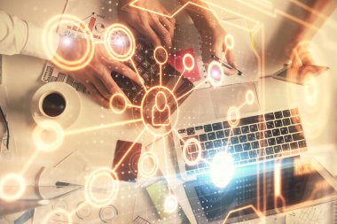 Kadın ve erkeğin birlikte çalıştığı çifte pozlama ve sosyal ağ temalı hologram çizimi. Bilgisayar arkaplanı. konsept bağlanıyor. Üst Görünüm.