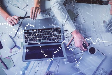 Kadın ve erkeğin birlikte çalışması ve teknoloji temasının hologramı çekmesi. Büyük veri konsepti. Bilgisayar arkaplanı.