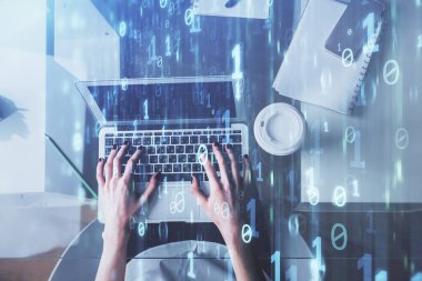 Bilgisayar ve veri temalı hologram çizimlerinde çalışan kadın elleri çift pozlama. Üst Manzara. Teknoloji konsepti.